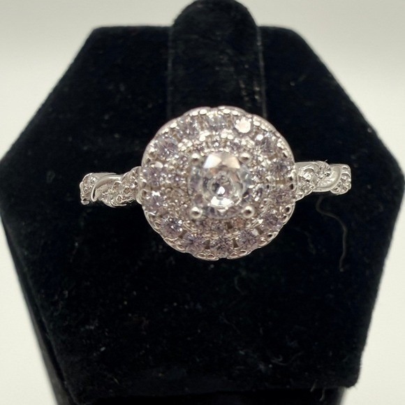 The Unbranded Brand Jewelry - Sparkling Halo Engagement Ring Twist Band Cubic Zirconia Silver Tone Set size 6‎
